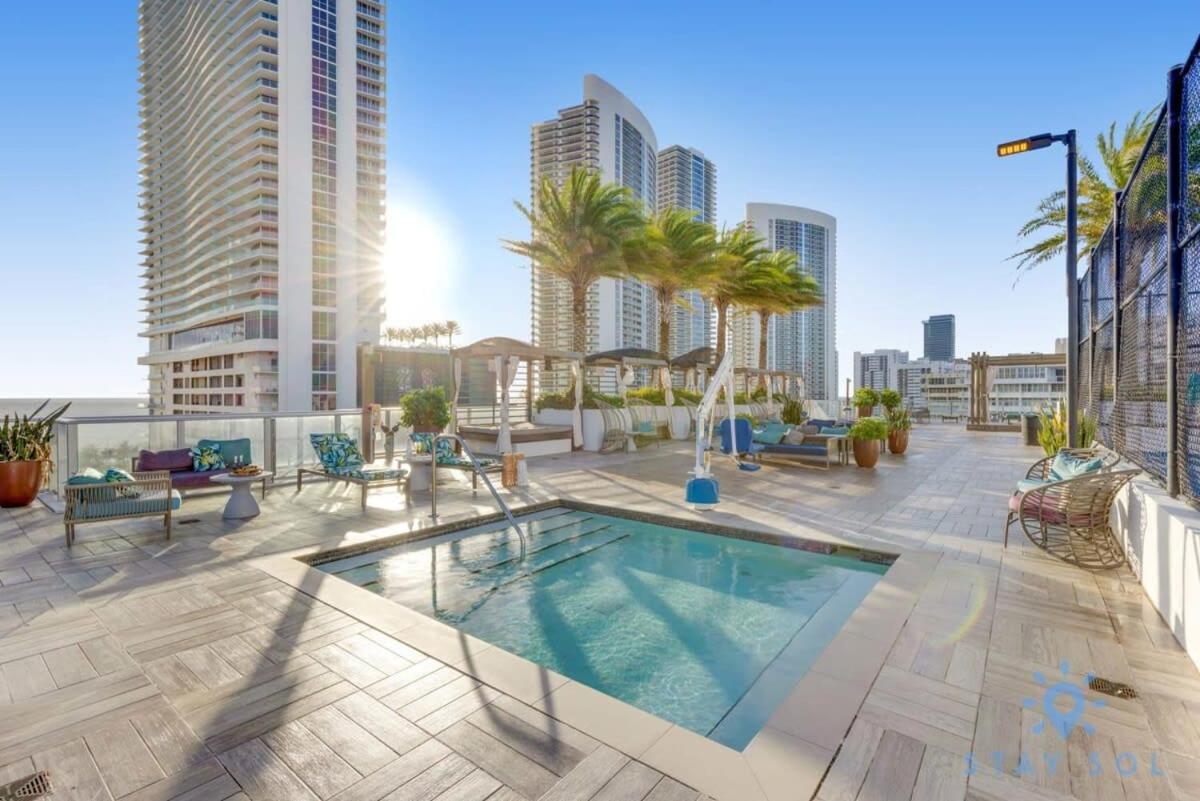 Luxury With Stunning View, Balcony, Amazing Pools Appartement Hollywood Buitenkant foto