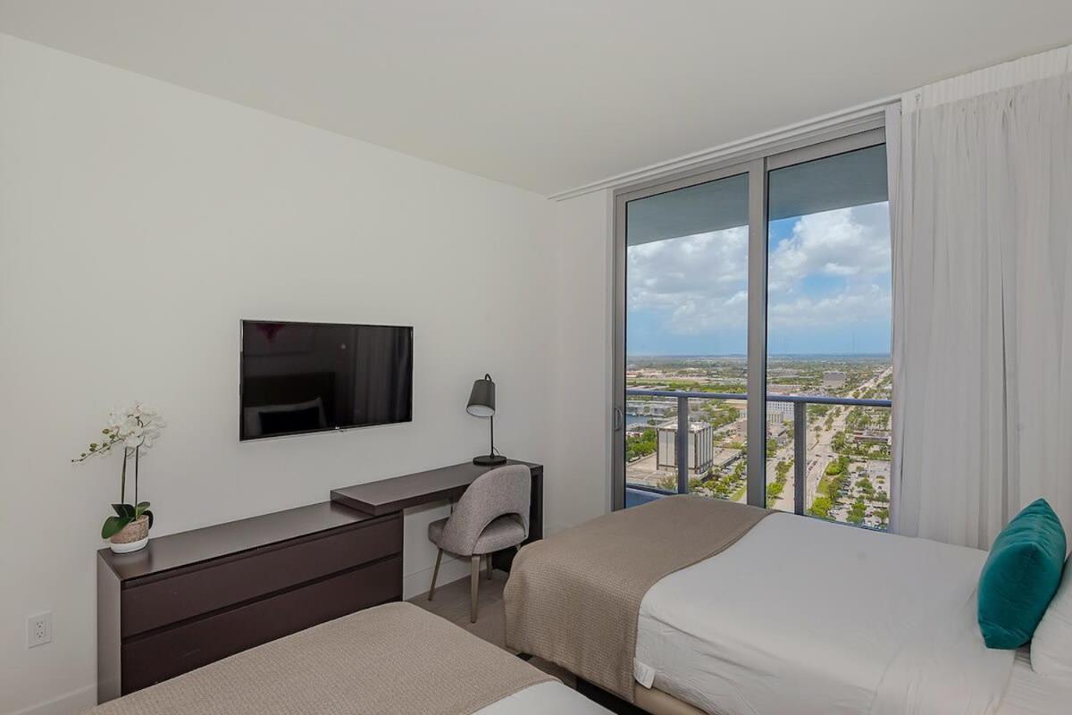 Luxury With Stunning View, Balcony, Amazing Pools Appartement Hollywood Buitenkant foto