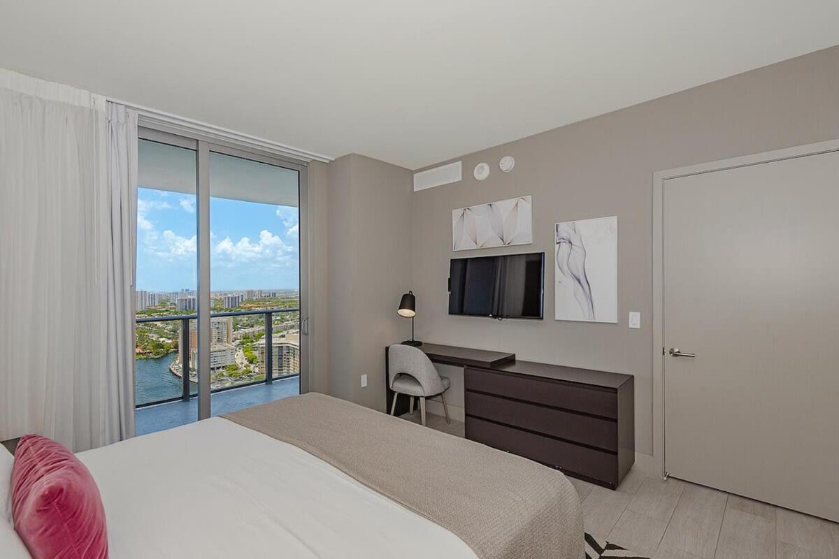 Luxury With Stunning View, Balcony, Amazing Pools Appartement Hollywood Buitenkant foto