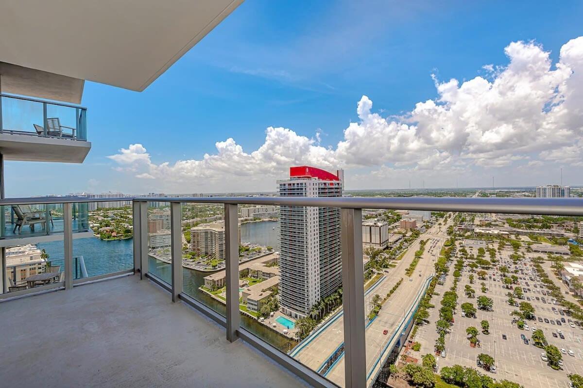 Luxury With Stunning View, Balcony, Amazing Pools Appartement Hollywood Buitenkant foto
