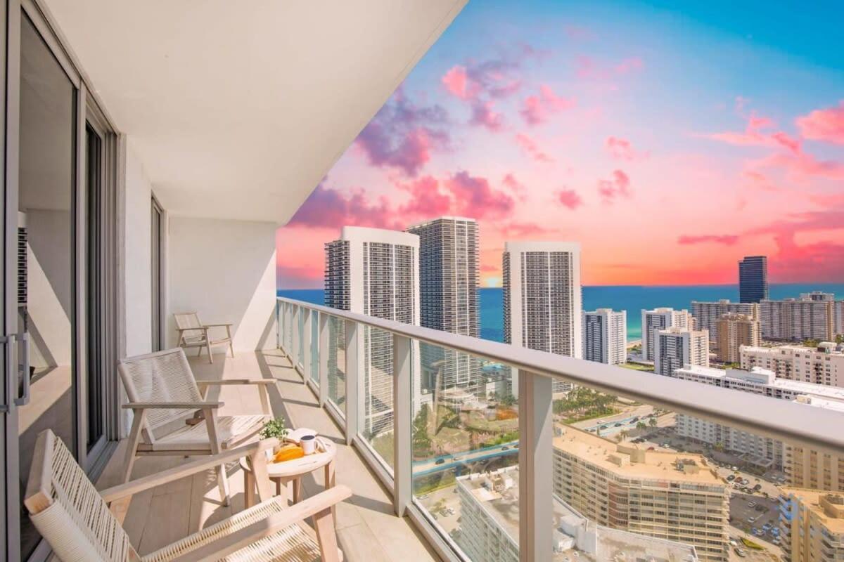 Luxury With Stunning View, Balcony, Amazing Pools Appartement Hollywood Buitenkant foto